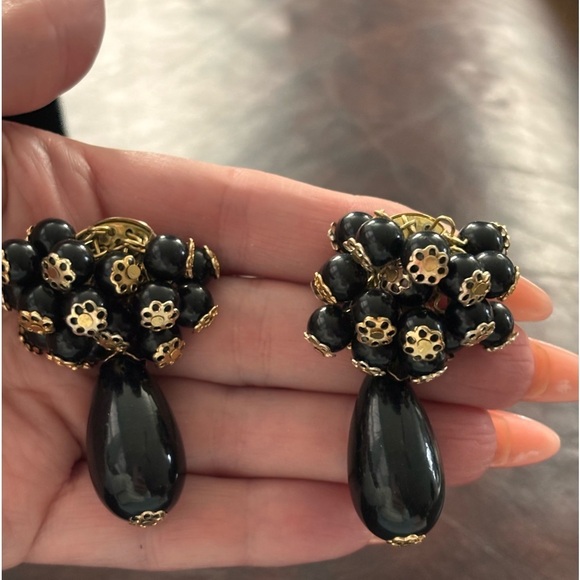 Vintage acrylic and gold tone Cha-Cha clip on earrings - Picture 5 of 8